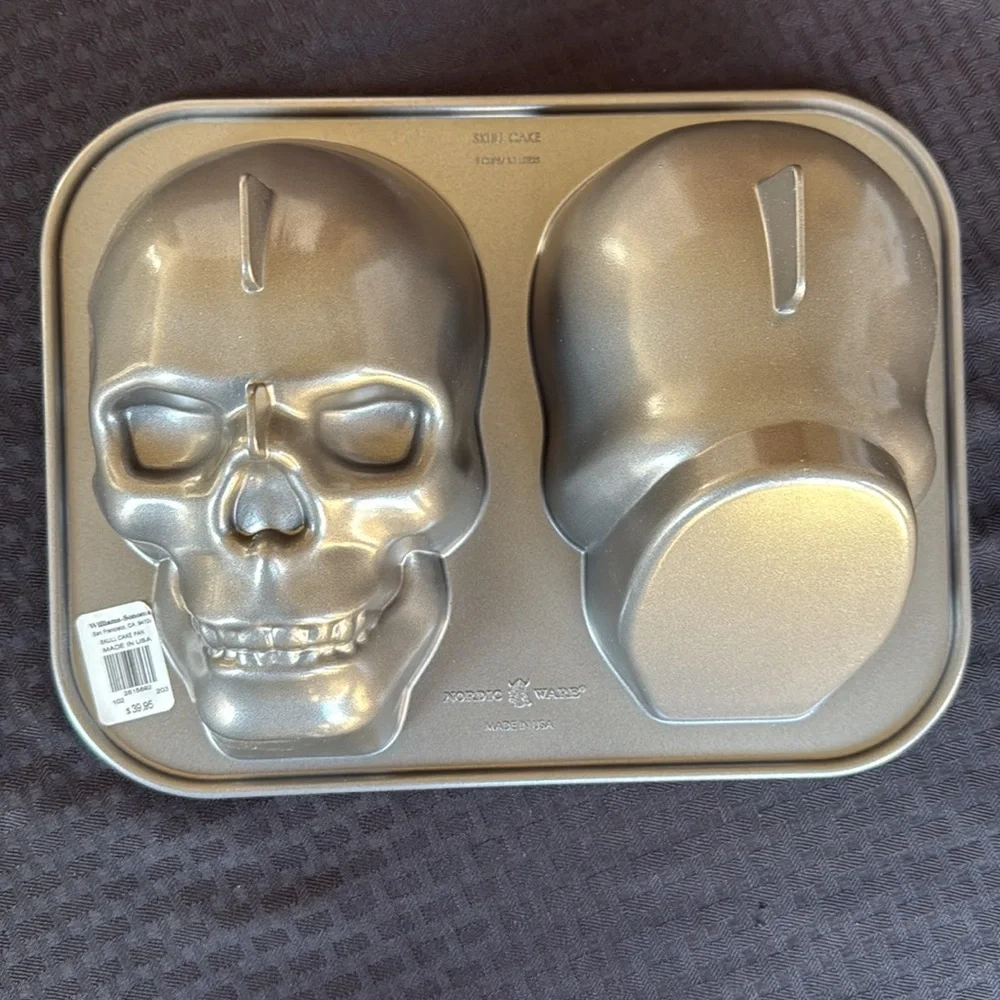Williams Sonoma skull cake pan. New!